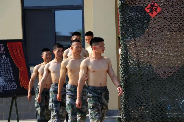 终于可以正大光明看兵哥哥的腹肌了,央视都发了
