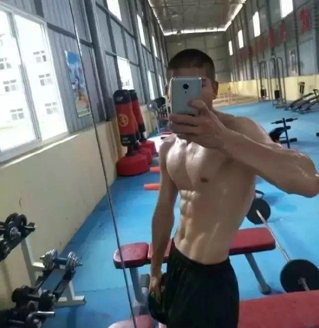 终于可以正大光明看兵哥哥的腹肌了,央视都发了