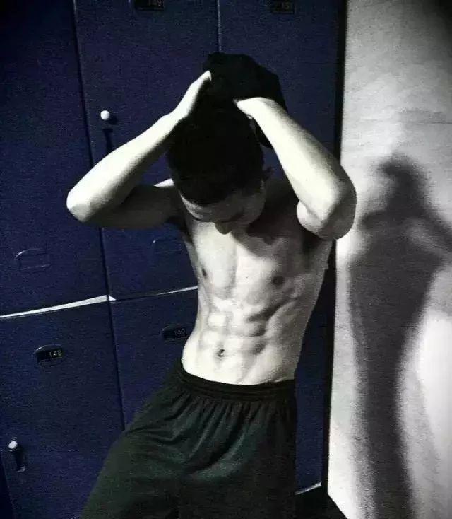 终于可以正大光明看兵哥哥的腹肌了,央视都发了