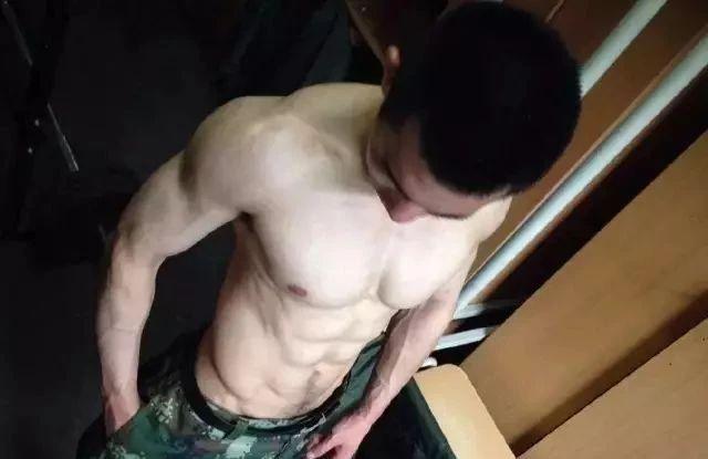 终于可以正大光明看兵哥哥的腹肌了,央视都发了