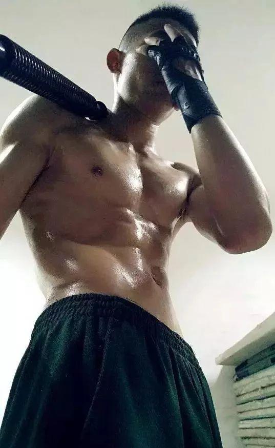 终于可以正大光明看兵哥哥的腹肌了,央视都发了