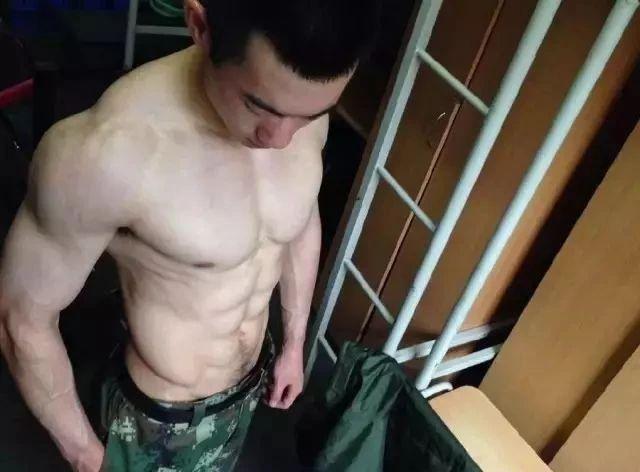 终于可以正大光明看兵哥哥的腹肌了,央视都发了