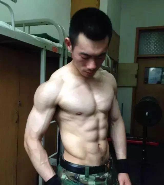 终于可以正大光明看兵哥哥的腹肌了,央视都发了