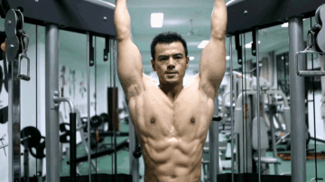 终于可以正大光明看兵哥哥的腹肌了,央视都发了