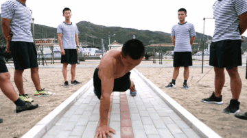 终于可以正大光明看兵哥哥的腹肌了,央视都发了