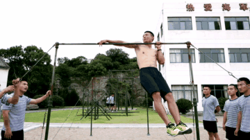 终于可以正大光明看兵哥哥的腹肌了,央视都发了