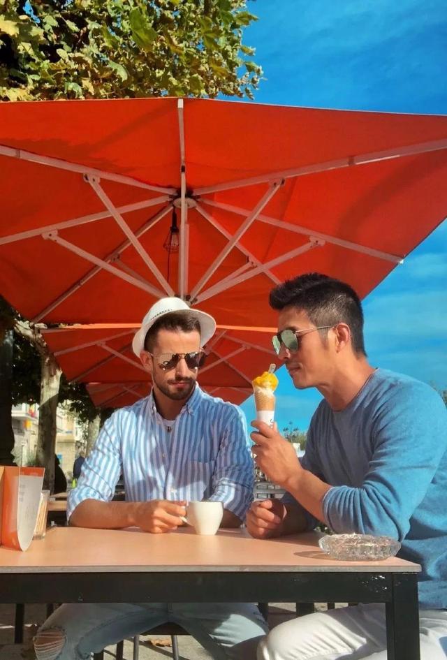 曾被疯传小视频的男模李小兵，发与男友甜蜜照秀恩爱