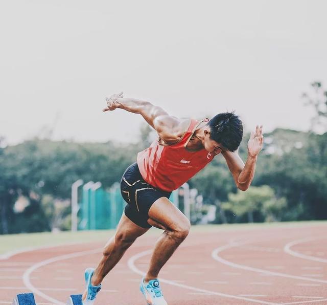 90后田径运动男生去演网剧,大长腿肌肉身材受导演青睐