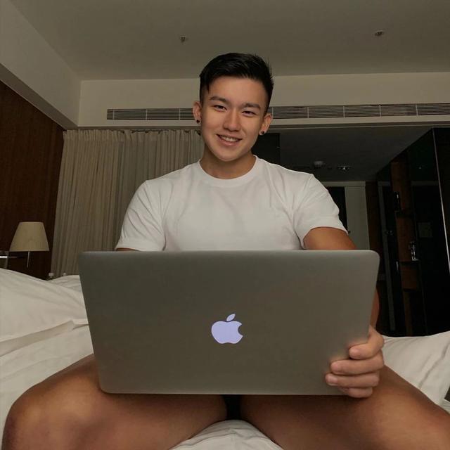 98年大学男生狂减18公斤变肌肉男,变得真帅啊