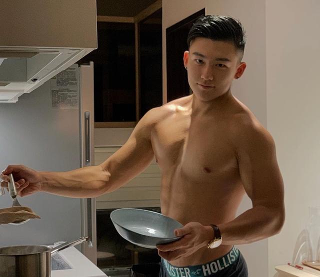 98年大学男生狂减18公斤变肌肉男,变得真帅啊