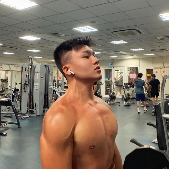 98年大学男生狂减18公斤变肌肉男,变得真帅啊