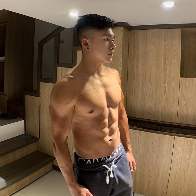 98年大学男生狂减18公斤变肌肉男,变得真帅啊