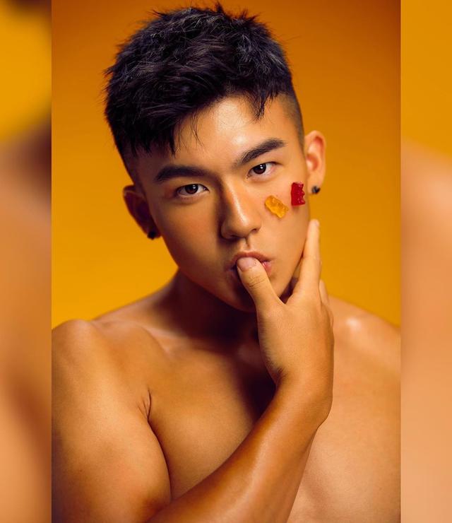 98年大学男生狂减18公斤变肌肉男,变得真帅啊