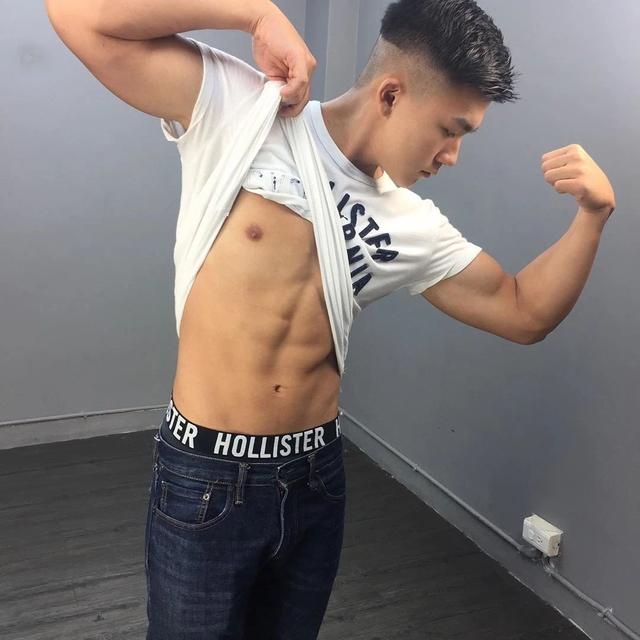 98年大学男生狂减18公斤变肌肉男,变得真帅啊