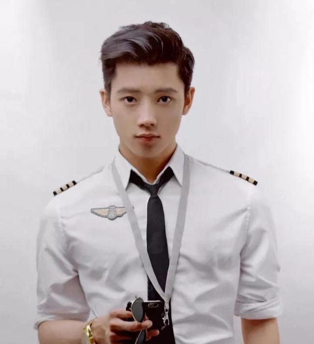 学霸转行做男模,高颜值好身材引摄影师都点赞