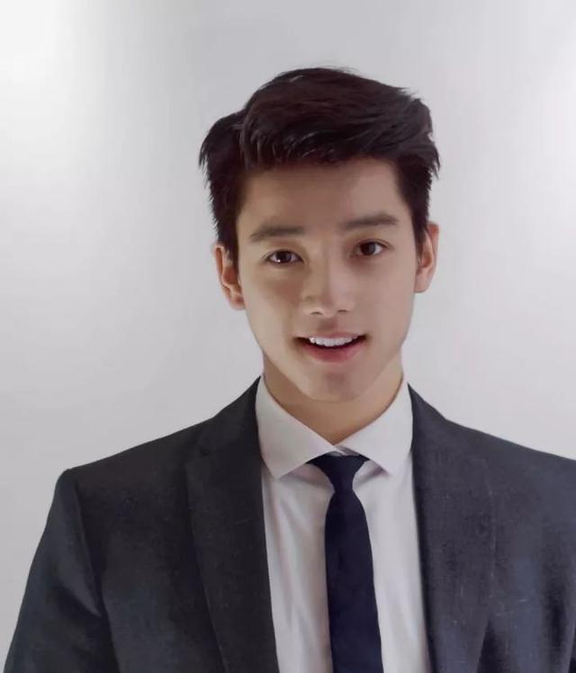 学霸转行做男模,高颜值好身材引摄影师都点赞