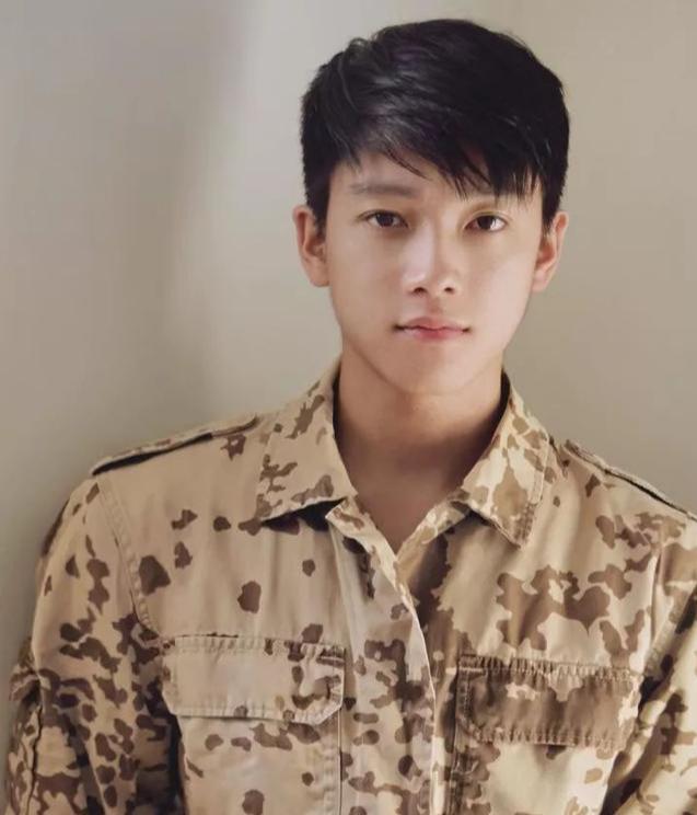 学霸转行做男模,高颜值好身材引摄影师都点赞