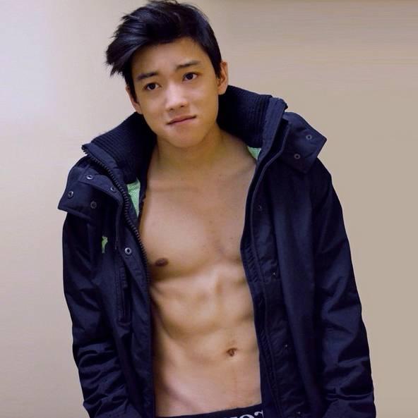 学霸转行做男模,高颜值好身材引摄影师都点赞