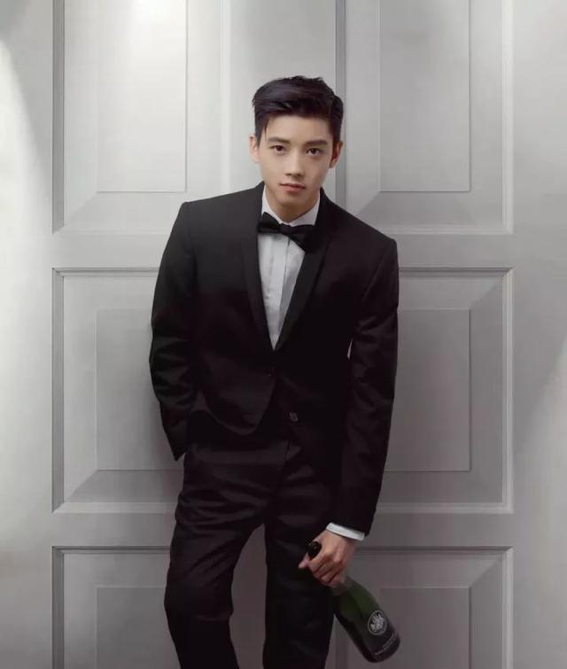 学霸转行做男模,高颜值好身材引摄影师都点赞