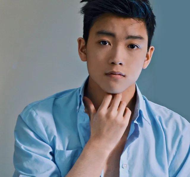 学霸转行做男模,高颜值好身材引摄影师都点赞