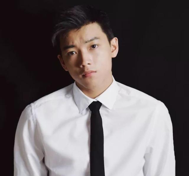 学霸转行做男模,高颜值好身材引摄影师都点赞