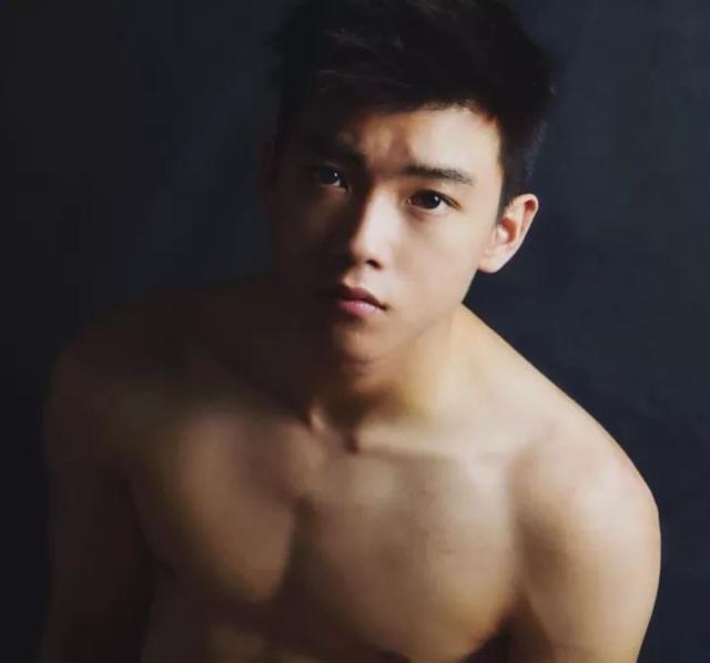 学霸转行做男模,高颜值好身材引摄影师都点赞