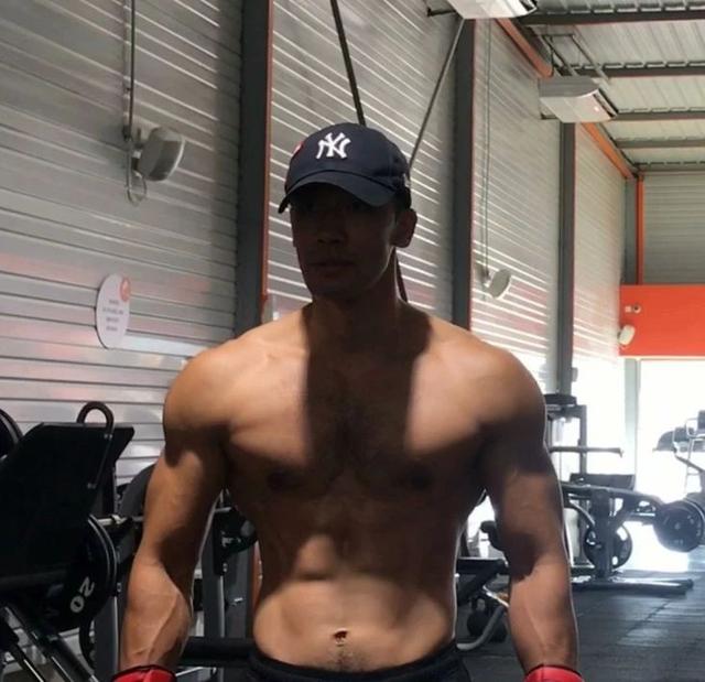 飞行员衣服下藏着这样的身材，荷尔蒙旺盛的男人