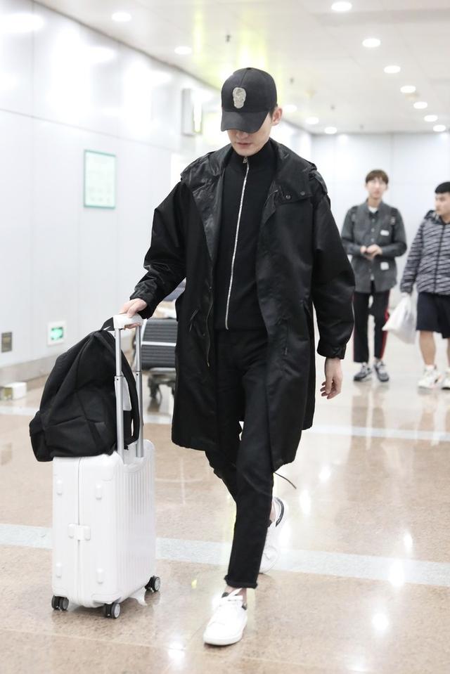 张翰一身黑色搭配走机场,大气沉稳变高冷男神,细长腿女生都羡慕
