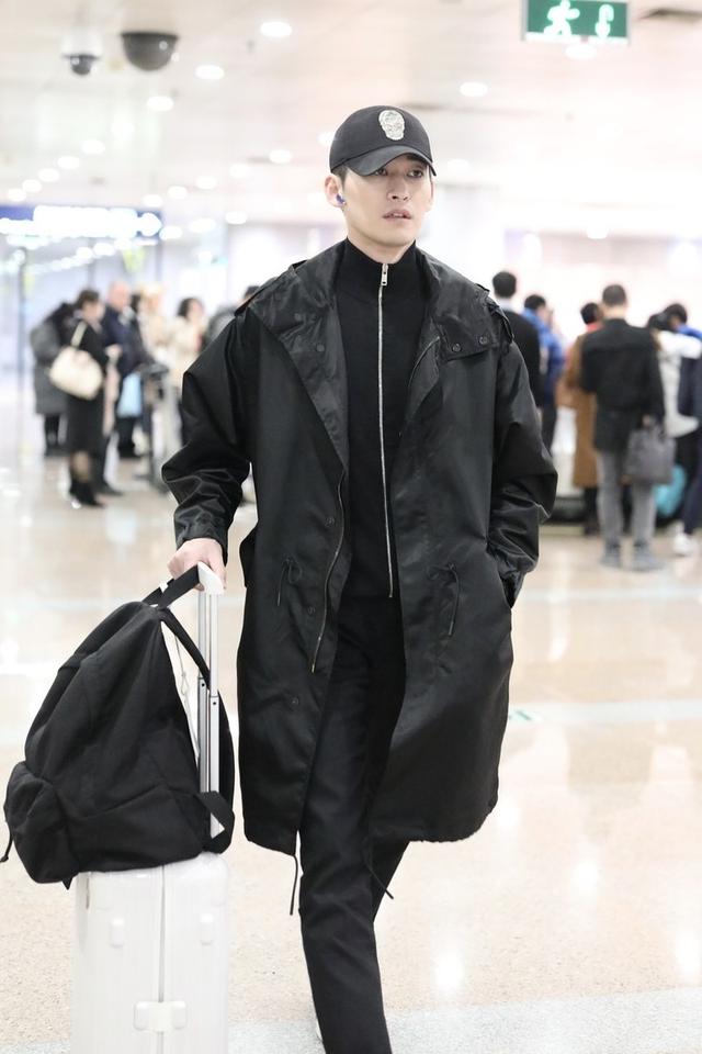 张翰一身黑色搭配走机场,大气沉稳变高冷男神,细长腿女生都羡慕
