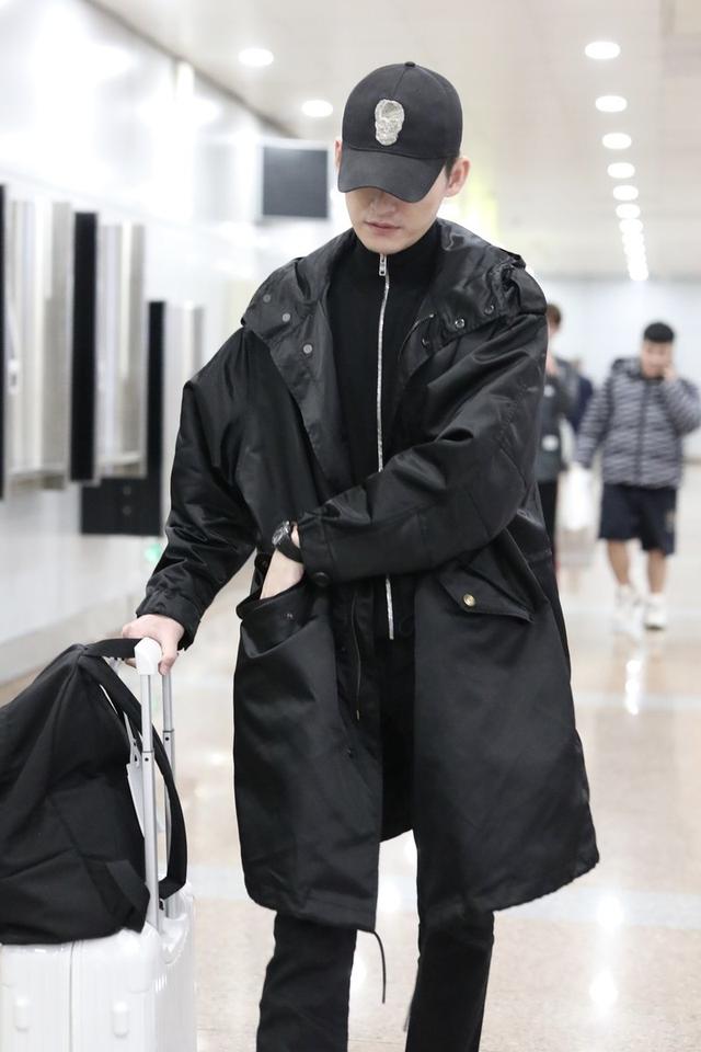 张翰一身黑色搭配走机场,大气沉稳变高冷男神,细长腿女生都羡慕
