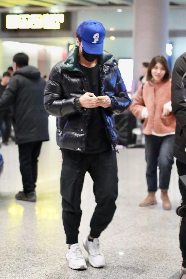 言承旭一身羽绒搭配走机场,沉稳有型尽显好身材,头戴蓝帽更抢镜