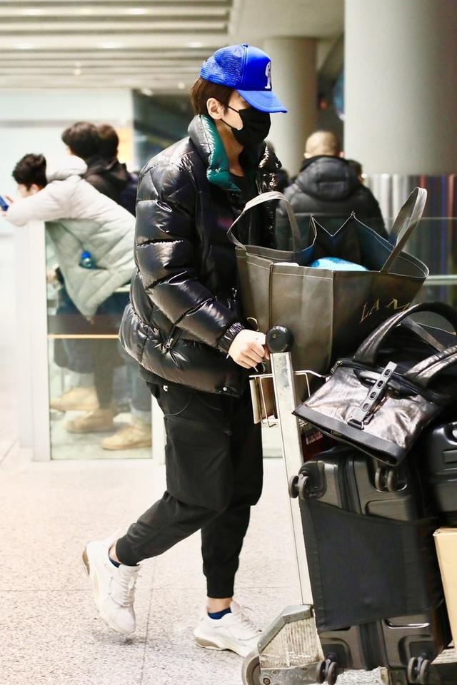 言承旭一身羽绒搭配走机场,沉稳有型尽显好身材,头戴蓝帽更抢镜