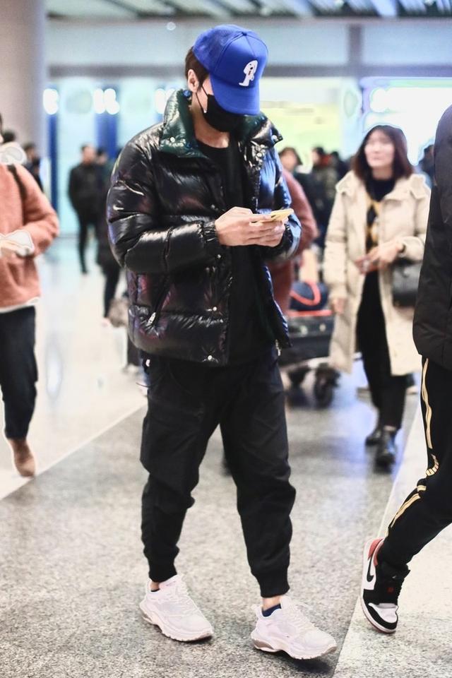 言承旭一身羽绒搭配走机场,沉稳有型尽显好身材,头戴蓝帽更抢镜