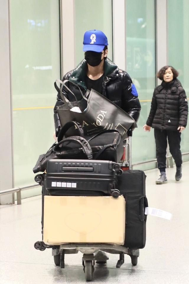 言承旭一身羽绒搭配走机场,沉稳有型尽显好身材,头戴蓝帽更抢镜