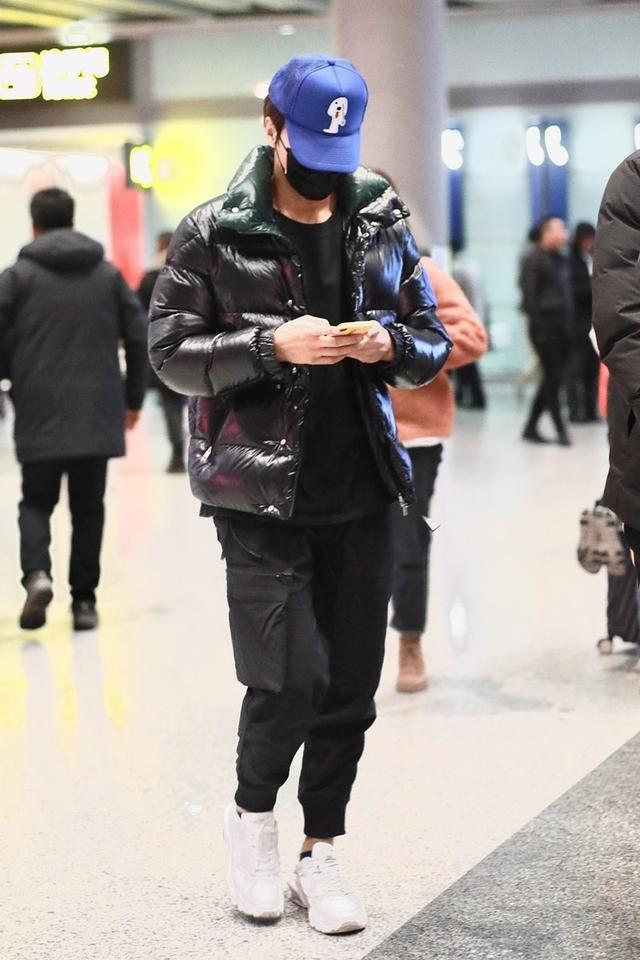 言承旭一身羽绒搭配走机场,沉稳有型尽显好身材,头戴蓝帽更抢镜