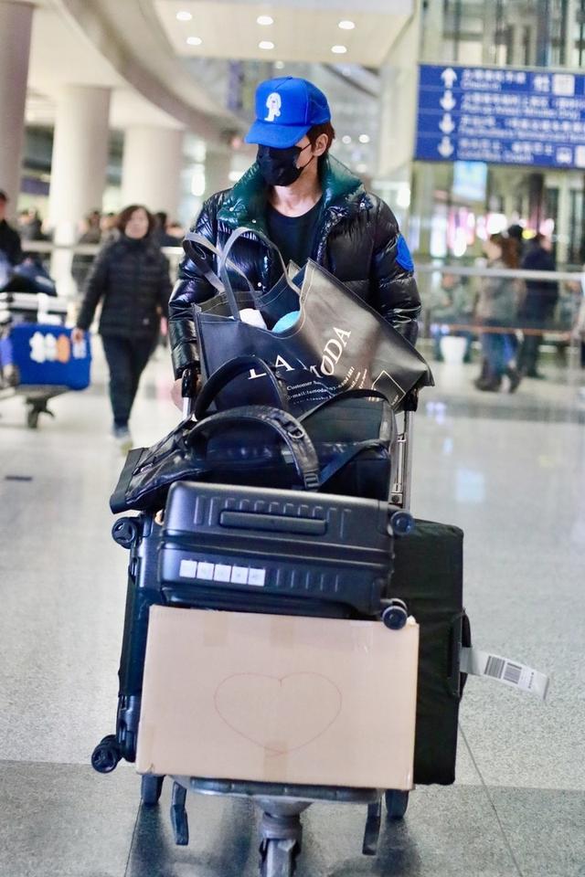 言承旭一身羽绒搭配走机场,沉稳有型尽显好身材,头戴蓝帽更抢镜