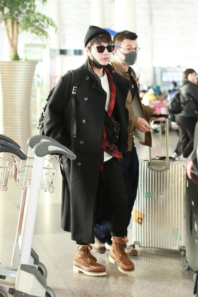 陈坤机场这么穿够吸睛,大衣配墨镜潮范十足,就是内搭单薄太显冷