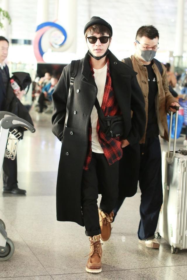 陈坤机场这么穿够吸睛,大衣配墨镜潮范十足,就是内搭单薄太显冷