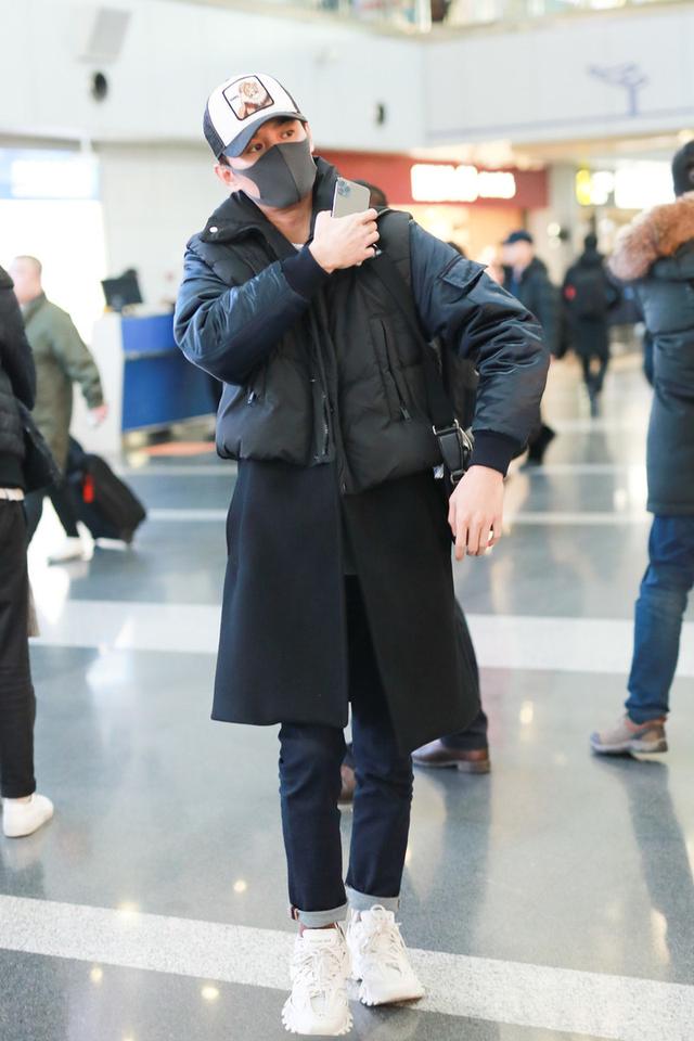 王凯穿趣味卫衣走机场,吸睛减龄似个性少年,瘦高身材更让人羡慕