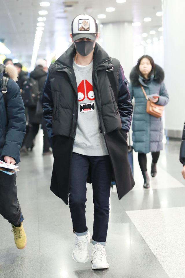 王凯穿趣味卫衣走机场,吸睛减龄似个性少年,瘦高身材更让人羡慕