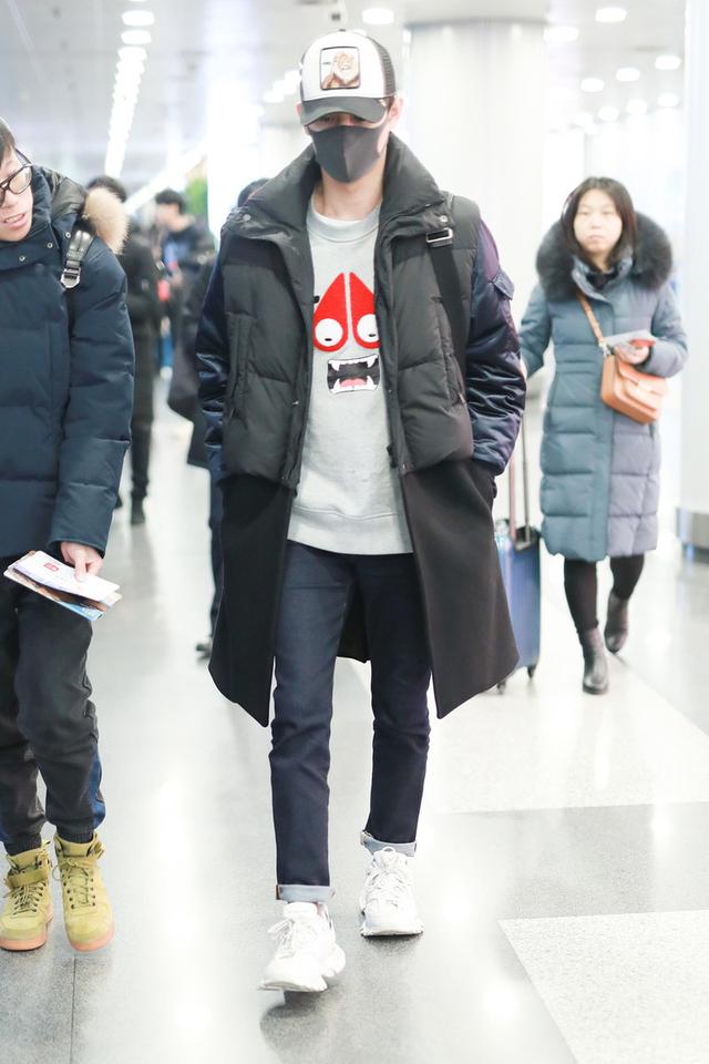 王凯穿趣味卫衣走机场,吸睛减龄似个性少年,瘦高身材更让人羡慕