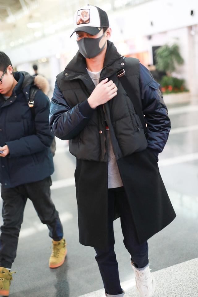 王凯穿趣味卫衣走机场,吸睛减龄似个性少年,瘦高身材更让人羡慕
