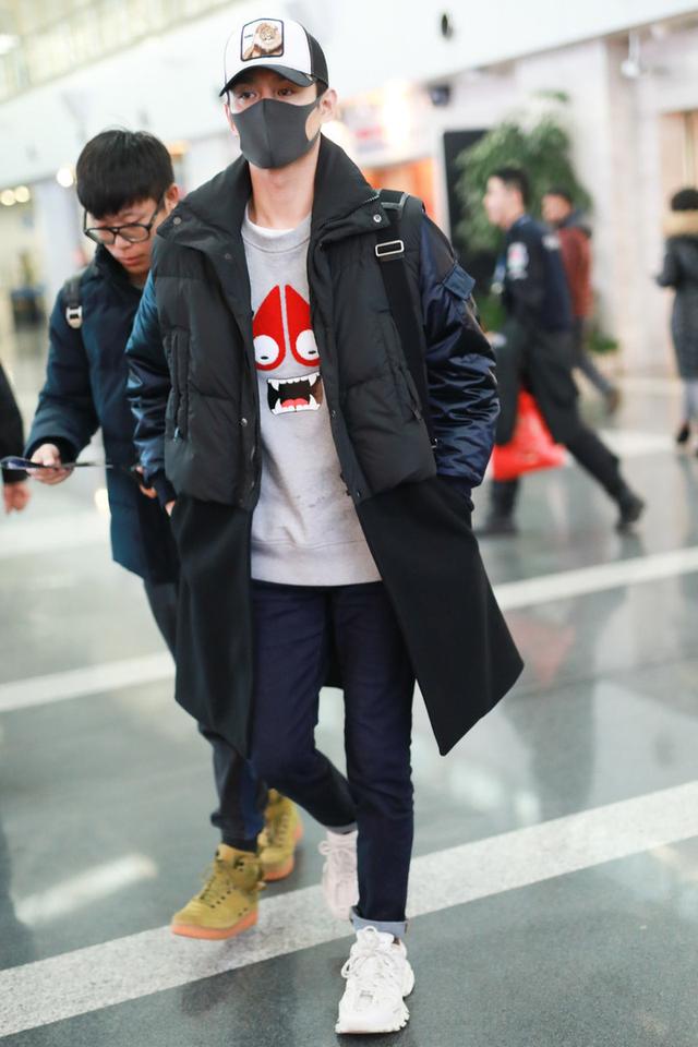 王凯穿趣味卫衣走机场,吸睛减龄似个性少年,瘦高身材更让人羡慕