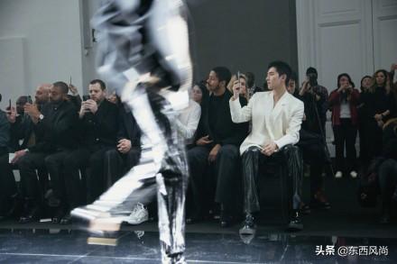 杨洋真空穿西装,搭配黑色皮裤,黑白配的造型又飒又酷