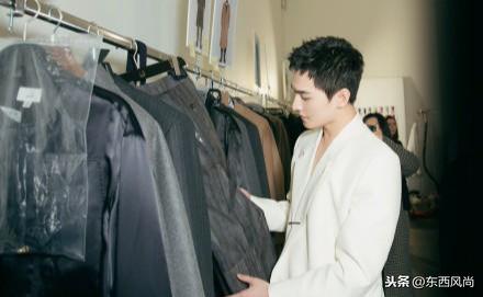 杨洋真空穿西装,搭配黑色皮裤,黑白配的造型又飒又酷