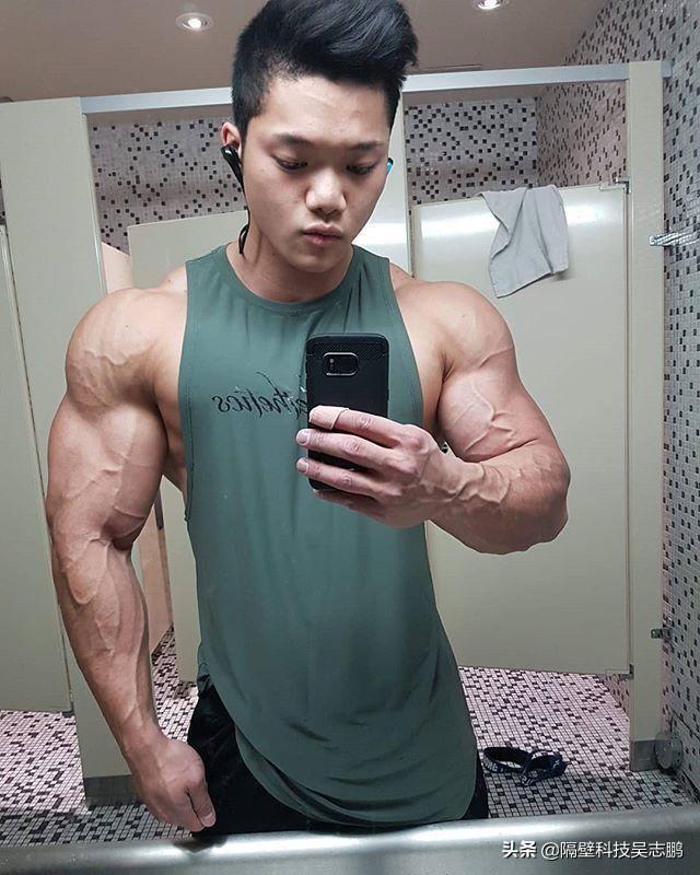 22岁华裔小伙肌肉劲爆,这块头不输欧美巨无霸