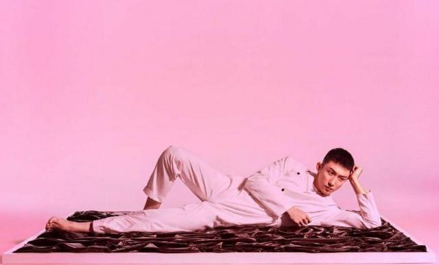 硬汉黄景瑜居然挑战少女粉,一点都不娘气,帅气穿搭可迷倒不少人