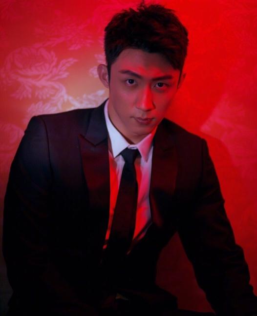 硬汉黄景瑜居然挑战少女粉,一点都不娘气,帅气穿搭可迷倒不少人