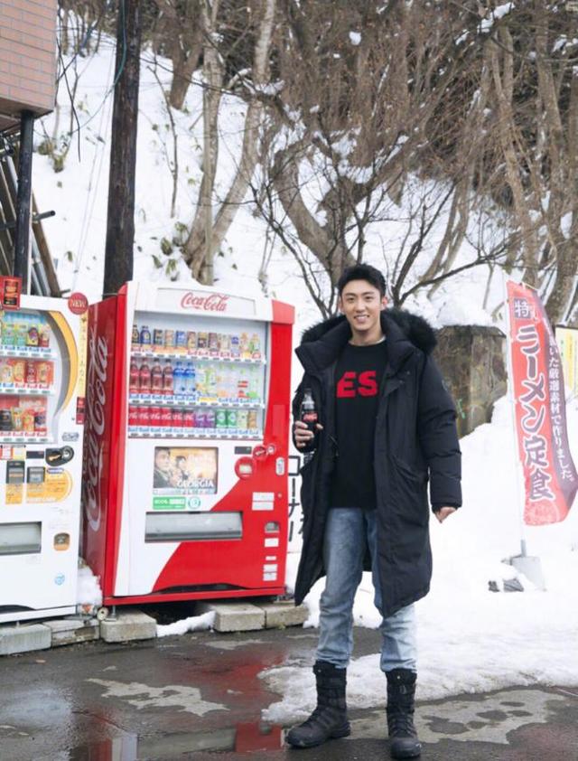 硬汉黄景瑜居然挑战少女粉,一点都不娘气,帅气穿搭可迷倒不少人