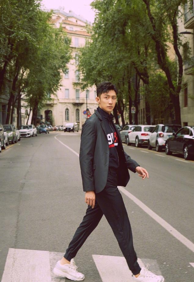 硬汉黄景瑜居然挑战少女粉,一点都不娘气,帅气穿搭可迷倒不少人